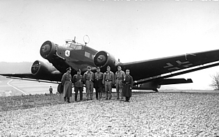 Zweiter Weltkrieg: Eine JU 52 musste 1941 in der Rhn, wegen einem Motorschaden, auf einem Acker notlanden. Hier, nach der Reparatur, vor den Start.