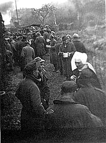 Kriegsgefangenschaft in Frankreich: Katholische Ordensschwestern betreuen uns auf einem Gterbahnhof in Deutschland.