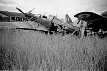 Zweiter Weltkrieg: Franzsische Jagdflugzeuge in Frankreich auf einem Flugplatz.
