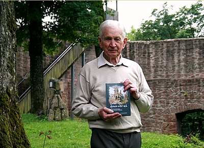 Der Autor in seinen 91 Lebensjahr auf der Burgruine Auersburg, bei der Buchvorstellung fr die Presse.