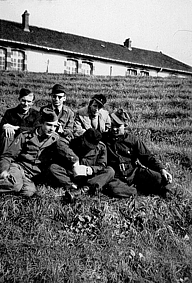 Mittagspause in franzsischer Kriegsgefangenschaft, 1948 in Sedan.