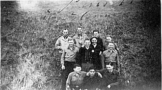 Kriegsgefangenschaft in Frankreich: Mit meinen Kameraden im “ Fort de Montmorency”. Vorne in der Mitte, ein französischer Soldat.