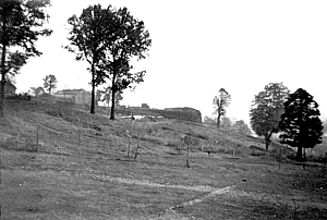 Blick vom Kriegsgefangenenlager auf eine Befestigungsanlage über der Stadt Sedan.