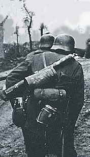 Zweiter Weltkrieg: MG-Schütze I u. II beim Vorgehen.